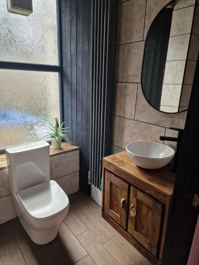 The Penny Black Apartment With Indoor Hot Tub Slamannan Esterno foto